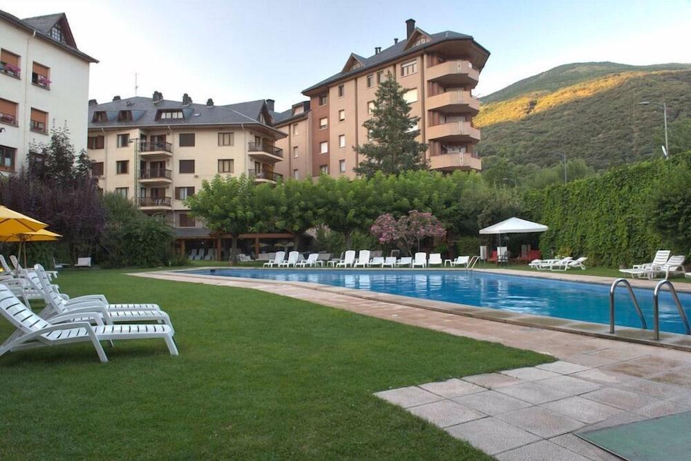 Apartamentos Pessets Adelaida Сорт Экстерьер фото